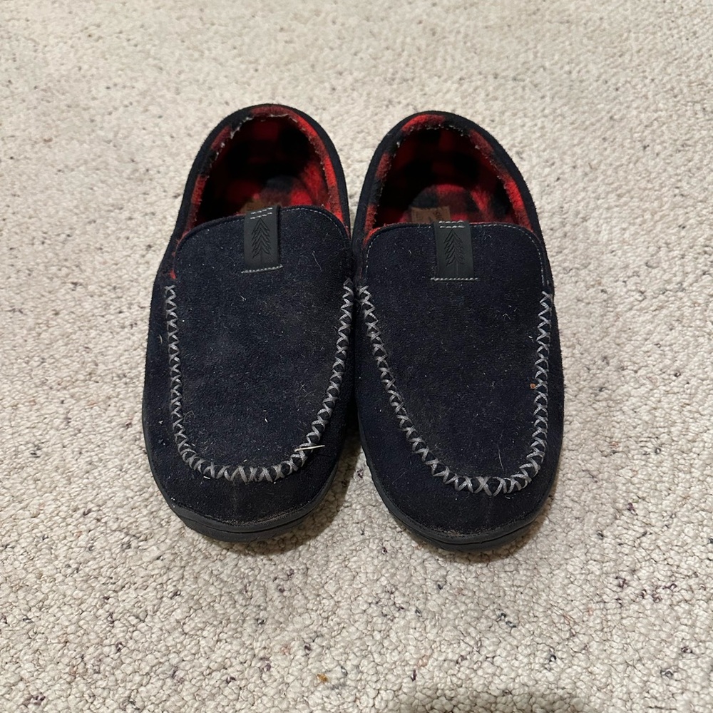 Signature by Levi Strauss Men’s Black and Red Slippers